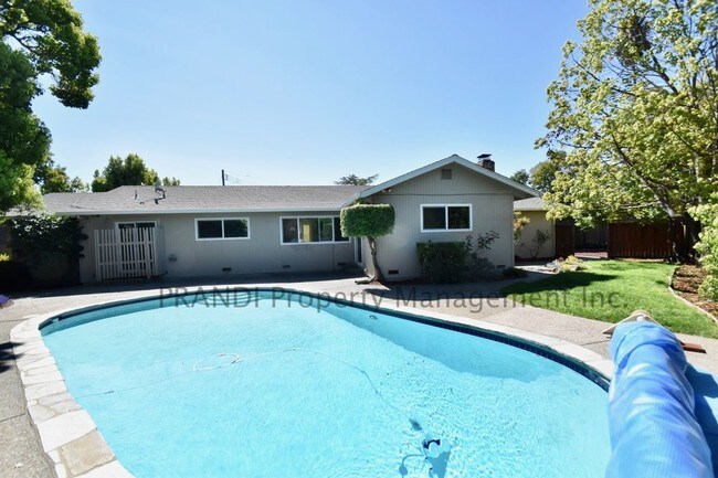 Building Photo - 9 Hune Ct