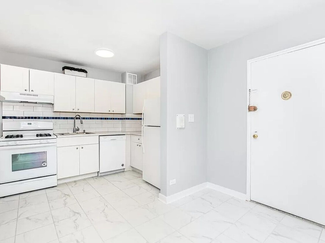 Foto principal - Large 1Bed 1Bath Available