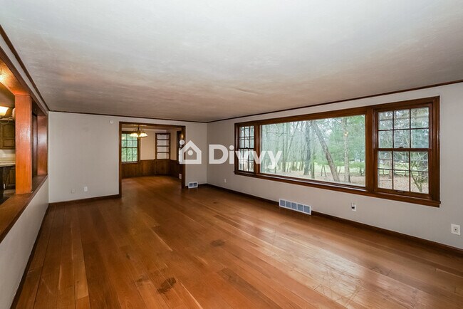 Building Photo - 49 Pinecrest Dr, Bedford, OH 44146