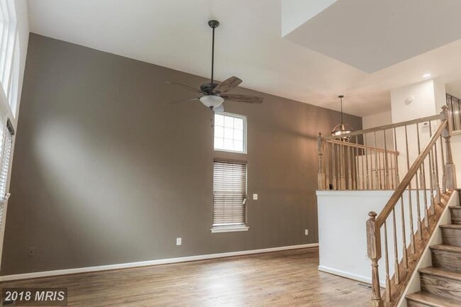 Foto del edificio - 3 LEVEL TOWNHOUSE WITH 1 CAR GARAGE END UNIT TOWNHOUSE