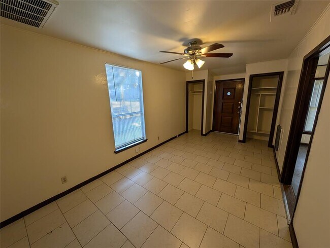 Building Photo - 519 W Hutchison St