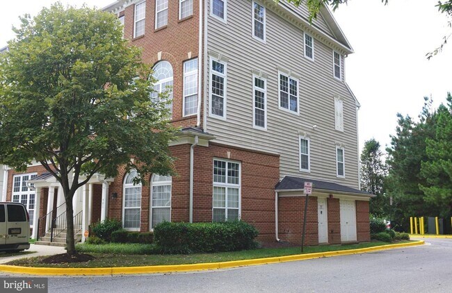 Building Photo - Beautifully Condohome at Watkins Place
