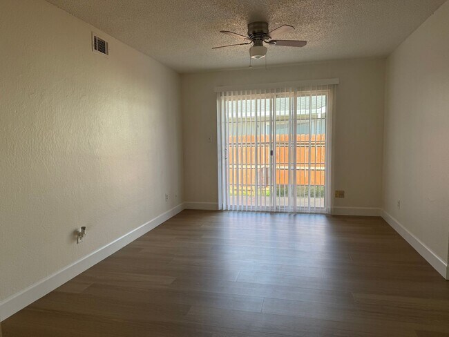 Building Photo - Clean 2 Bedroom 1 Bath 1050 sqft., Carmich...