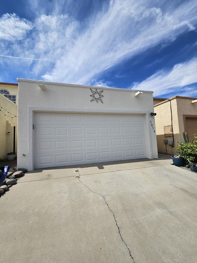Building Photo - 3854 Van Ess Ct