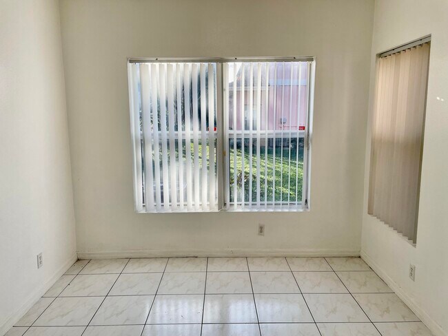Building Photo - 821 Talia Cir