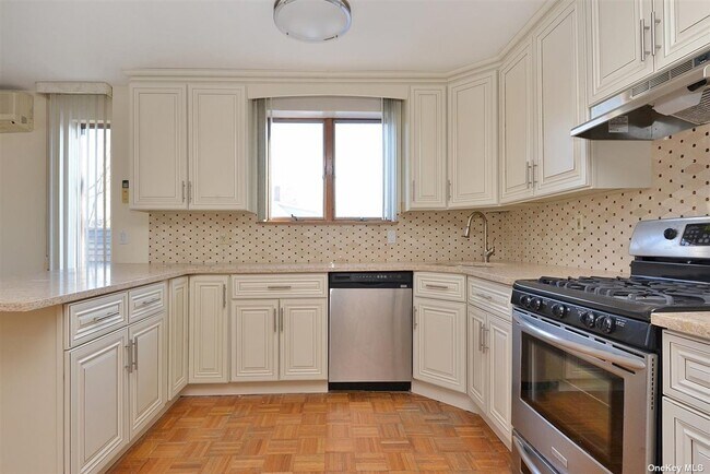 Foto del edificio - 75-32 167th St