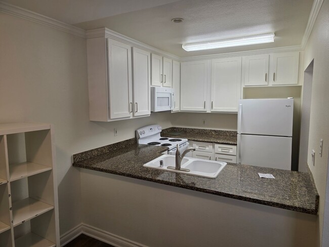 Foto del edificio - Renovated upstairs 2 bedroom 2 bath condo ...