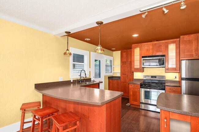 Building Photo - Room in 5 Bedroom Home at 922 N 45th St