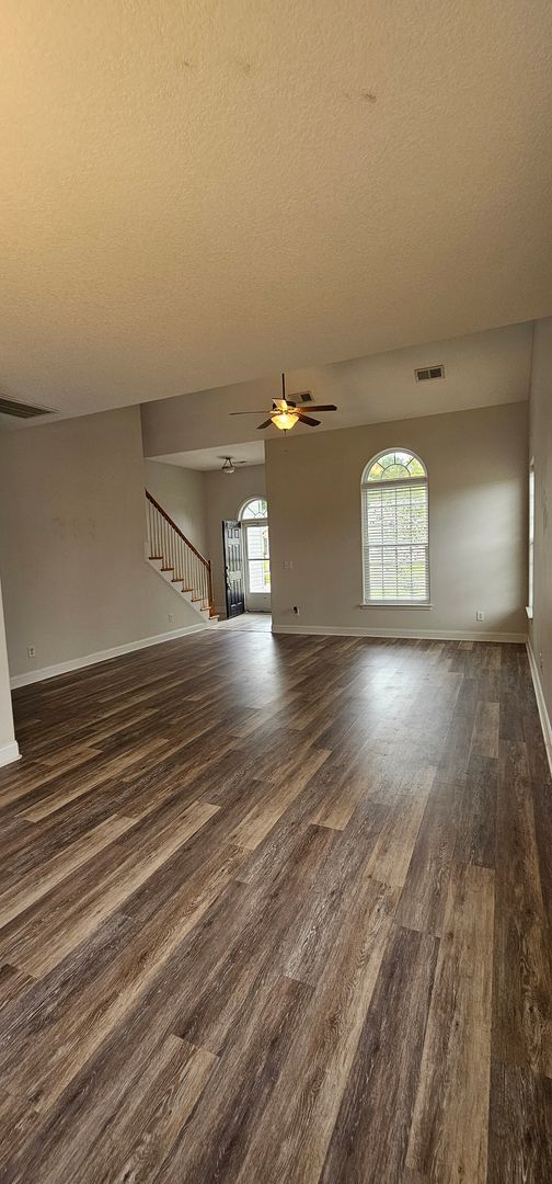 Building Photo - Rental in Desireable Hunters Ridge