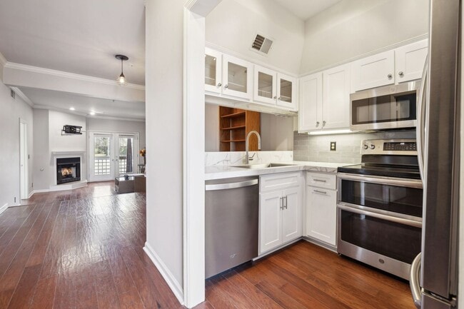 Building Photo - West End Condo - ONE MONTH FREE RENT - CAL...