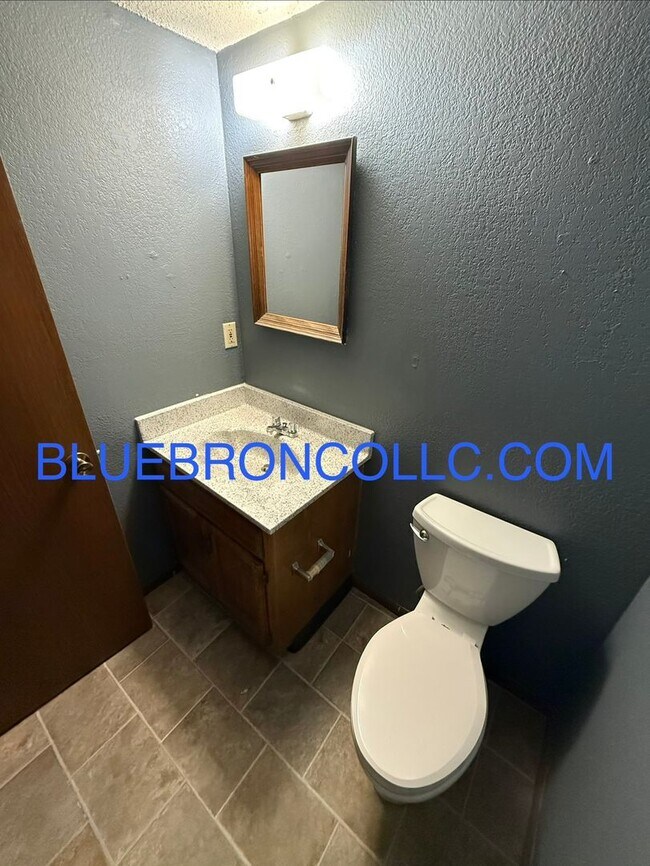 Foto del edificio - Spacious 2 Bedroom unit for a great price!