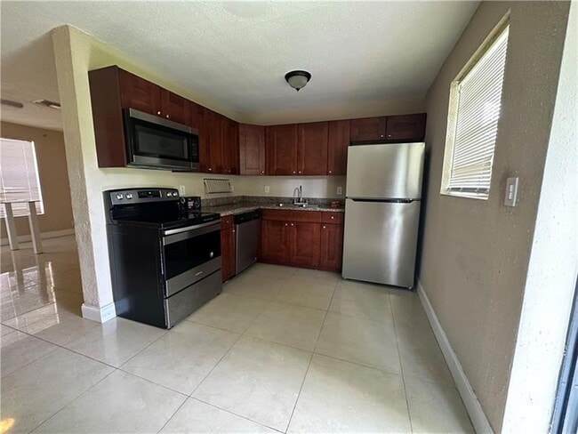 Foto del edificio - 6830 Broadview Blvd