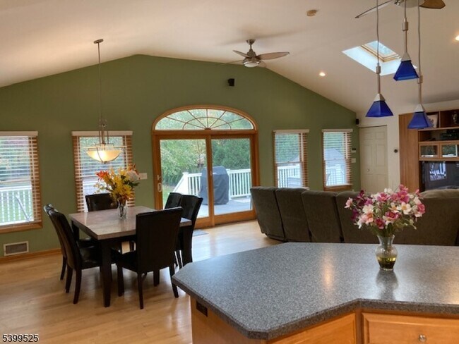 Foto del edificio - 598 Saddle River Rd