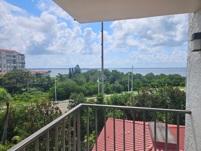 Foto del edificio - 2 bedroom/2 bath Condo with Waterviews and...