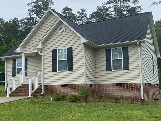 Building Photo - Beautiful three bedroom two bathroom house...