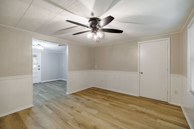 Foto del edificio - 105 Mineral Springs Dr