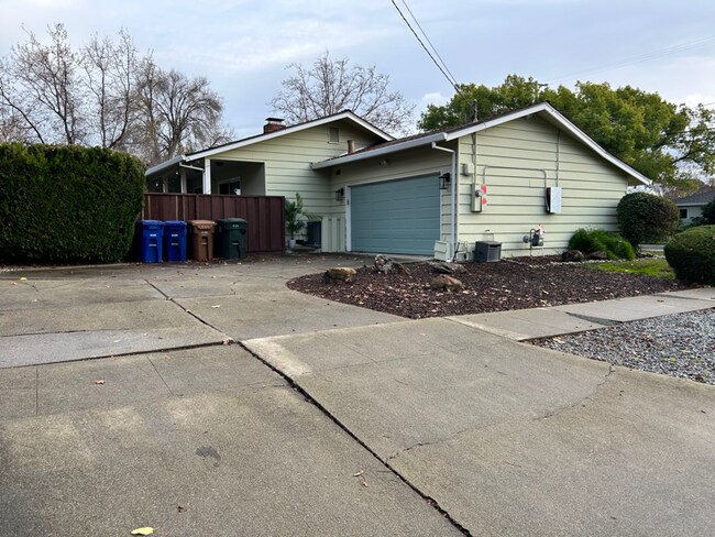 Building Photo - 1760 Sharon Dr
