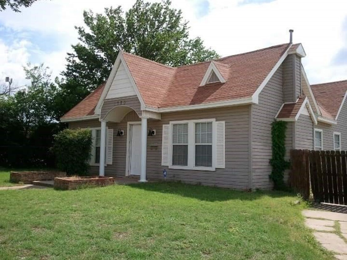 Primary Photo - Great 2 bedroom 2 bath home