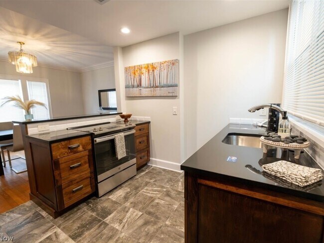 Foto del edificio - 4 Bedroom Home in Cleveland Heights