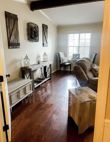 Building Photo - 3 bedroom 2 bathrooms single family home l...