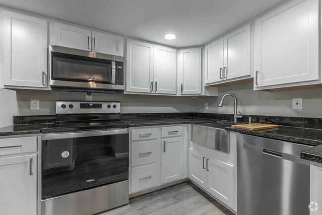 2BR, 1.5BA - 1600SF - Kitchen - Aurora Manor Townhomes