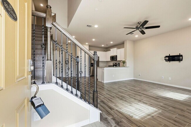 Building Photo - 8038 Scanlan Trce