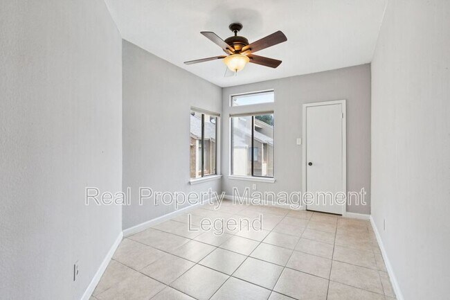 Foto del edificio - 5550 Spring Valley Rd