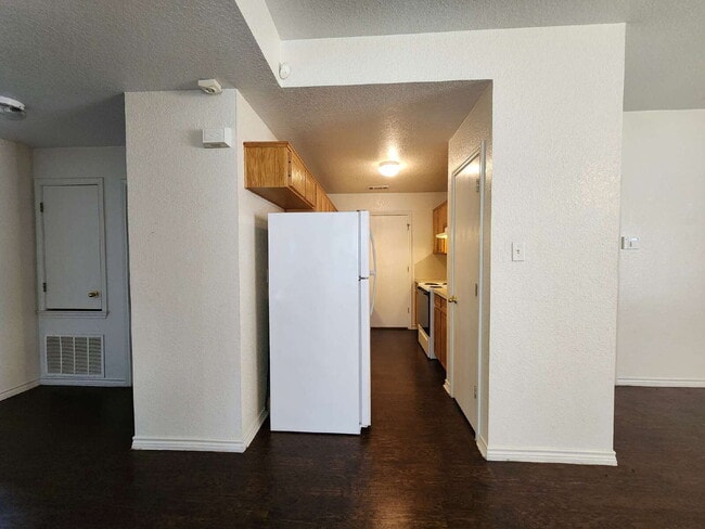 Building Photo - 3204 Toledo Dr