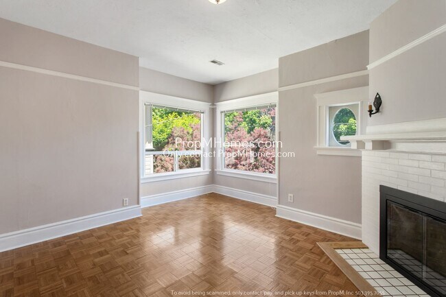 Foto del edificio - Charming Two-Bedroom Upper-Level Duplex in...