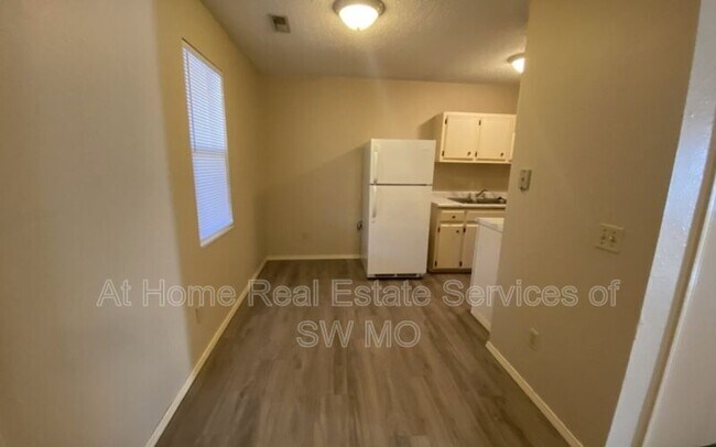 Foto del edificio - 1636 N Benton Ave