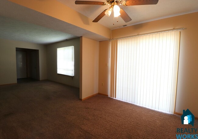 Building Photo - Corner Unit 3 Bedroom TownHome!