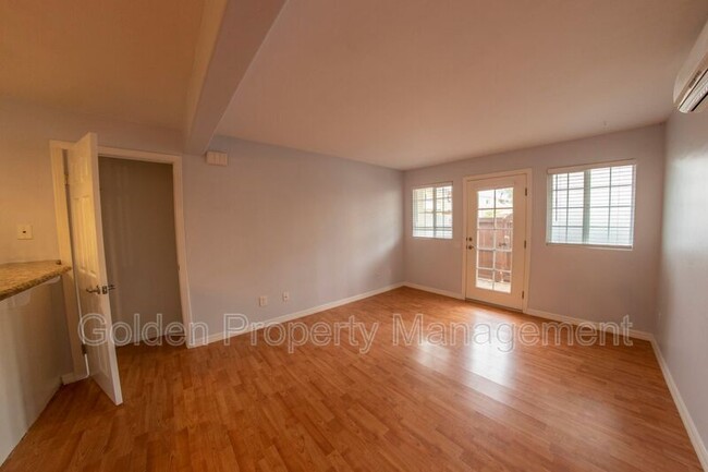 Building Photo - 5404 Balboa Arms Dr