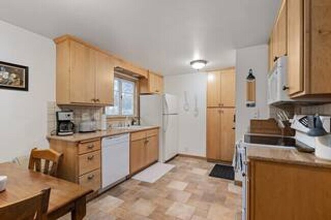 Building Photo - Elm Street Duplex