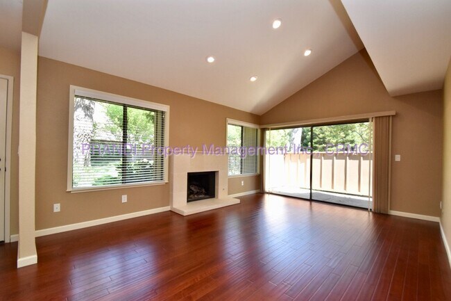 Foto del edificio - Lovely 3-Bedroom Townhouse in Desirable Pa...