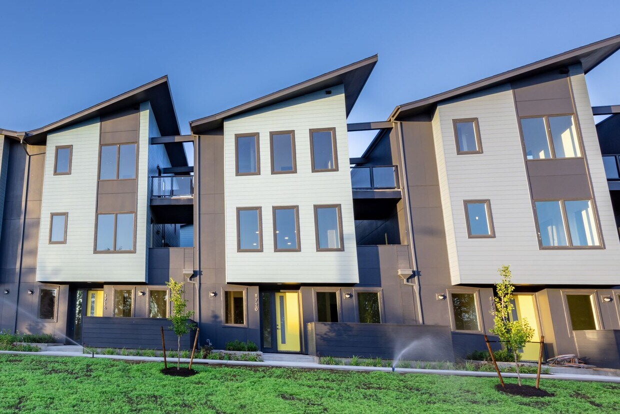 Foto principal - Riverside Townhomes - Waterfront Living in...