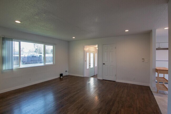 Foto del edificio - South Redding Duplex with Many Perks!