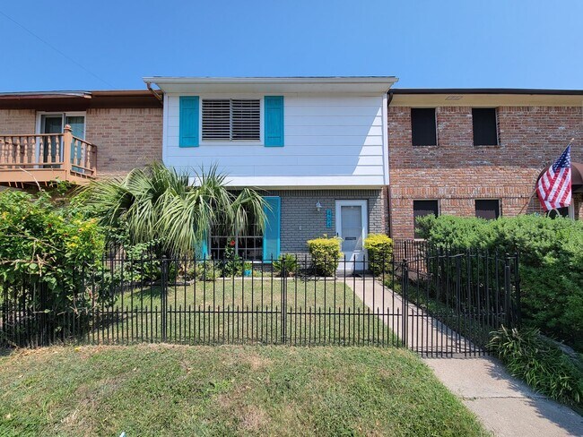 Foto del edificio - Two bedrooms two 1/2 bath townhome on Galv...