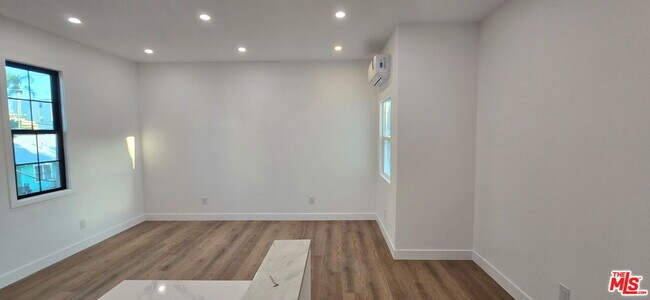 Building Photo - 1047 Irolo St
