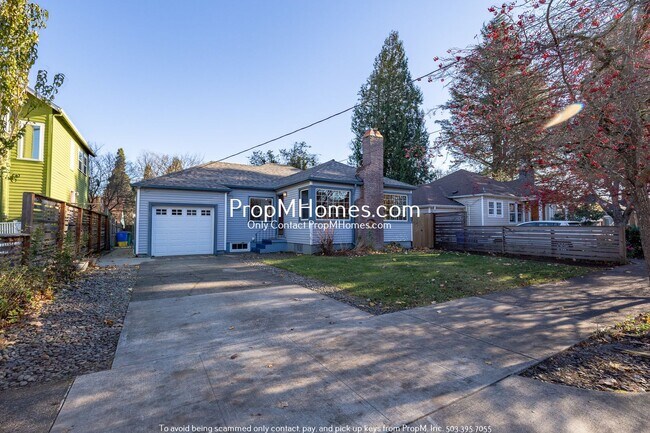Building Photo - 4 Bedroom in the Heart of Sellwood! Fenced Backyard and Huge Basement!