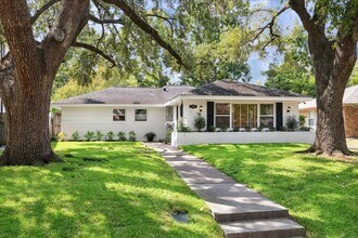 Building Photo - 3227 Castlewood St