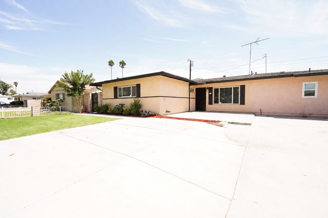 Building Photo - 8840 San Vicente Ave