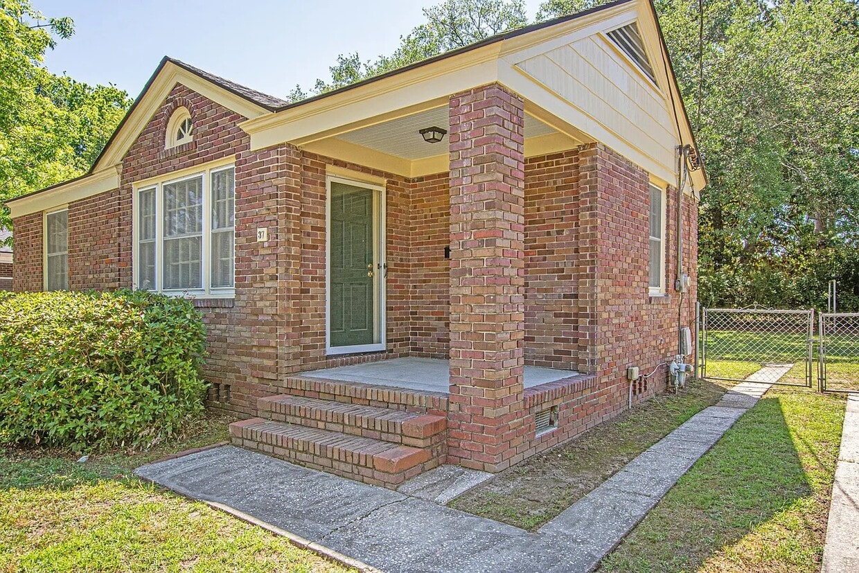 Primary Photo - 37 Lyttleton Ave