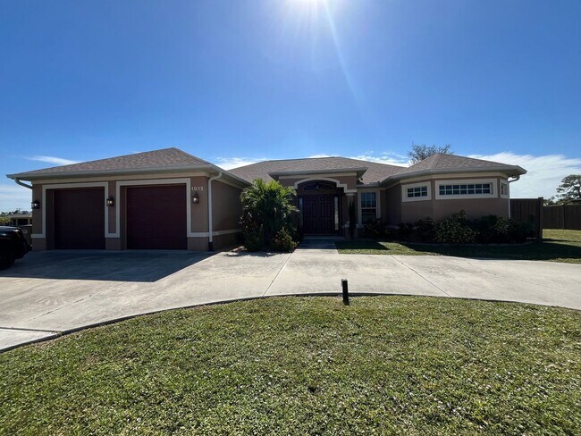 Building Photo - Stunning Electric INCLUDED Pet Friendly 4B...