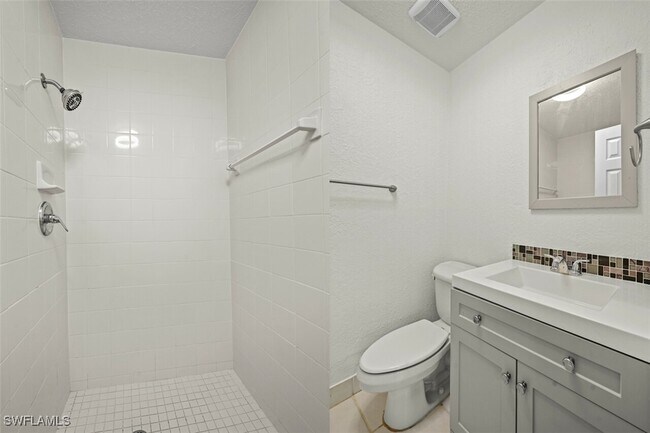 Building Photo - 4603 Bayshore Dr