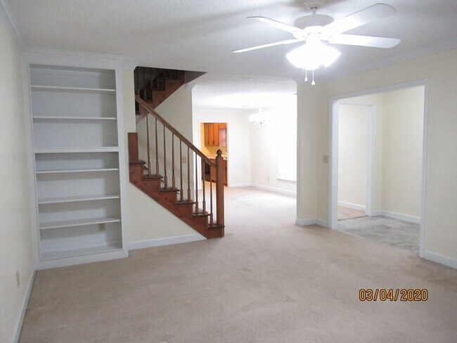 Foto del edificio - Tudor Place Subdivision- 2 bed/2 bath Duplex.