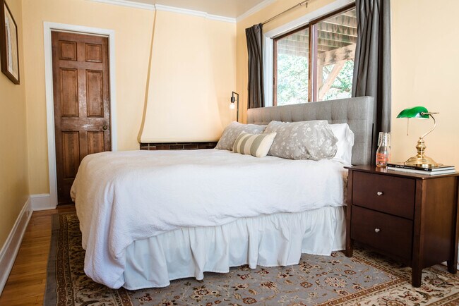 Back bedroom - king-sized bed - 1150 Hague Ave