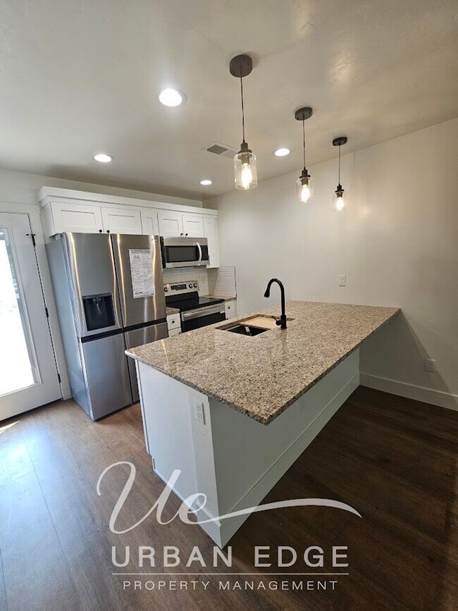 Foto del edificio - FIRST MONTH FREE RENT!  3 Bedroom Town Homes