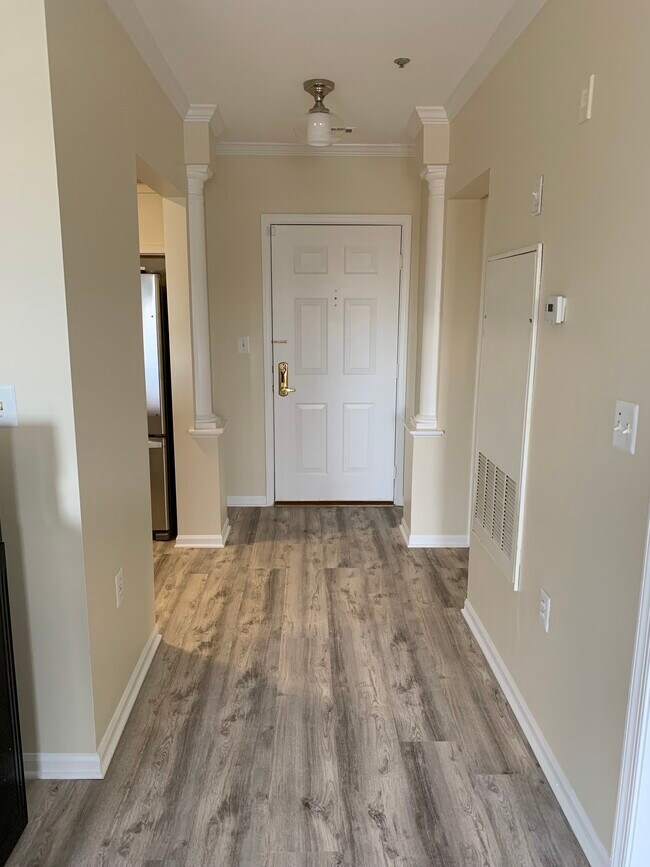 Building Photo - 7011 Falls Reach Dr