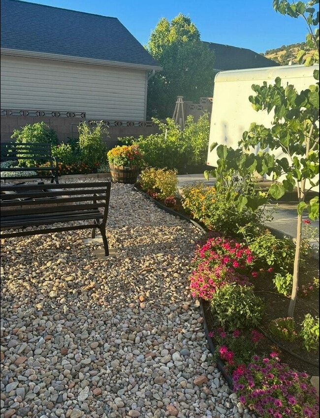 Building Photo - Beautifully Renovated 6 Bedroom Home in th...