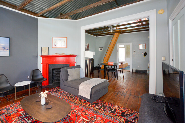 Building Photo - Fully Furnished Westside Cottage
